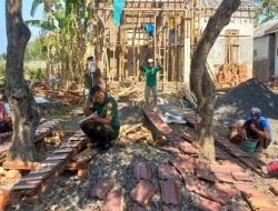 Ringankan Beban Warga Binaannya, Babinsa Koramil 0822/04 Gebang Bantu Bangun Rumah