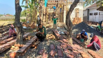 Ringankan Beban Warga Binaannya, Babinsa Koramil 0822/04 Gebang Bantu Bangun Rumah