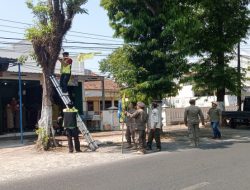 Sebanyak 67 Bendera Parpol Ditertibkan Satpol PP Bondowoso