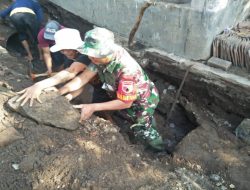 Wujud Kepedulian TNI, Koptu Ferdi Bantu Masyarakat Tamansari Perbaiki Saluran Air