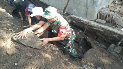 Wujud Kepedulian TNI, Koptu Ferdi Bantu Masyarakat Tamansari Perbaiki Saluran Air