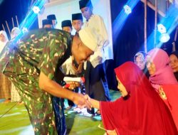 Anggota Koramil 0822/09 Pujer Berbagi Kepada Puluhan Anak Anak Yatim dan Kaum Dhuafa di Festival Maulid ke 3