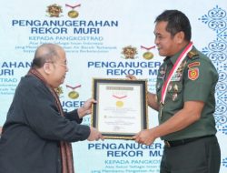 Pangkostrad Dianugerahi Rekor MURI Sebagai ” Insan Indonesia Yang Membantu Pengadaan Air Bersih Terbanyak Kepada Masyarakat Secara Berkelanjutan”