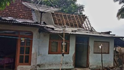 Puluhan Atap Rumah Warga Bondowoso Alami Kerusakan Bagian Atap Akibat Hujan Deras Disertai Puting Beliung
