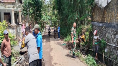 Babinsa 0822/13 Tlogosari Bantu Warga Menertibkan Pipa Air Bersih di Desa Binaan