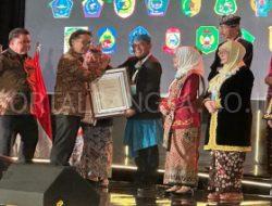 Pj Bupati Bondowoso Terima 2 Penghargaan Swati Saba dan STBM Tingkat Nasional