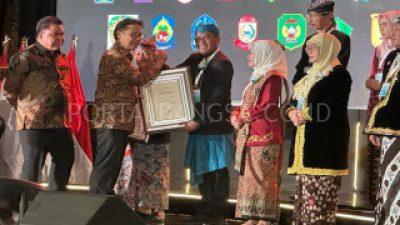 Pj Bupati Bondowoso Terima 2 Penghargaan Swati Saba dan STBM Tingkat Nasional