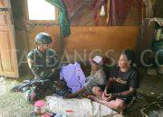 Prajurit Rusa Hitam Bagikan Bingkisan Natal