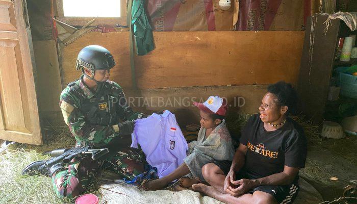 Prajurit Rusa Hitam Bagikan Bingkisan Natal