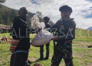 Jumat Berkah, Satgas Yonif 721/Makkasau Bagi-Bagi Sembako