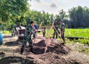 Cegah Erosi, Anggota Koramil Ngimbang Bergotong Royong bersama Warga Dusun