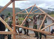 Satgas Yonif 721/Makkasau Bergotong Royong Bangun Rumah Milik Kepala Desa Ninengwa