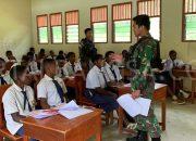 Satgas Yonif 721/Makkasau Jadi Tenaga Pendidik di Distrik Malagay