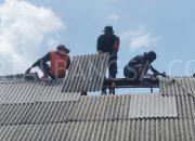 Sinergitas TNI-Polri Pucuk Perbaiki Rumah Warga Akibat Bencana Alam