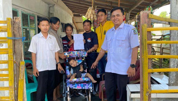 Dinas Sosial Banyuwangi melalui Tim Satgas PPA Salurkan Bantuan Kursi Roda