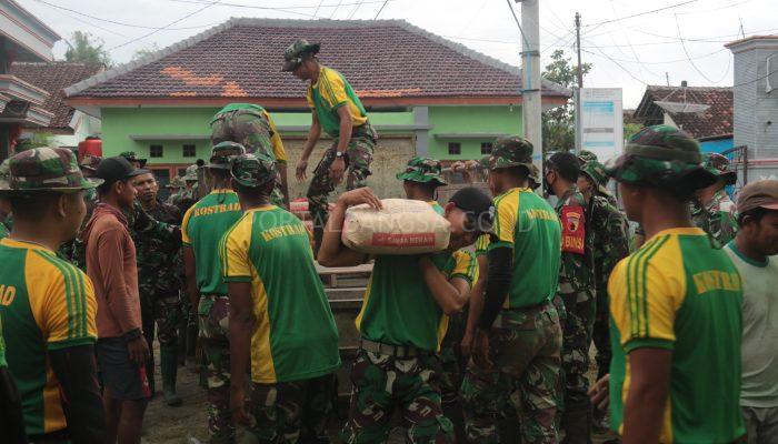 Penanggulangan Pasca Bencana Alam Angin Puting Beliung bersama Prajurit Yonif R 514/SY Kostrad