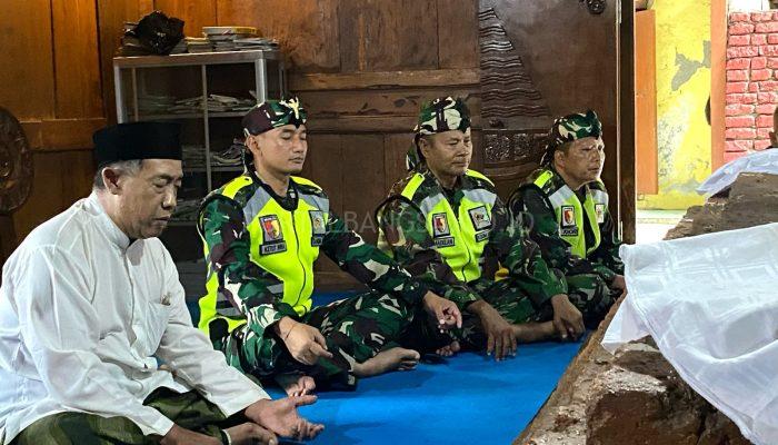 Dandim 0812 Lamongan Letkol Arm Ketut Wira Purbawan Lakukan Ziarah