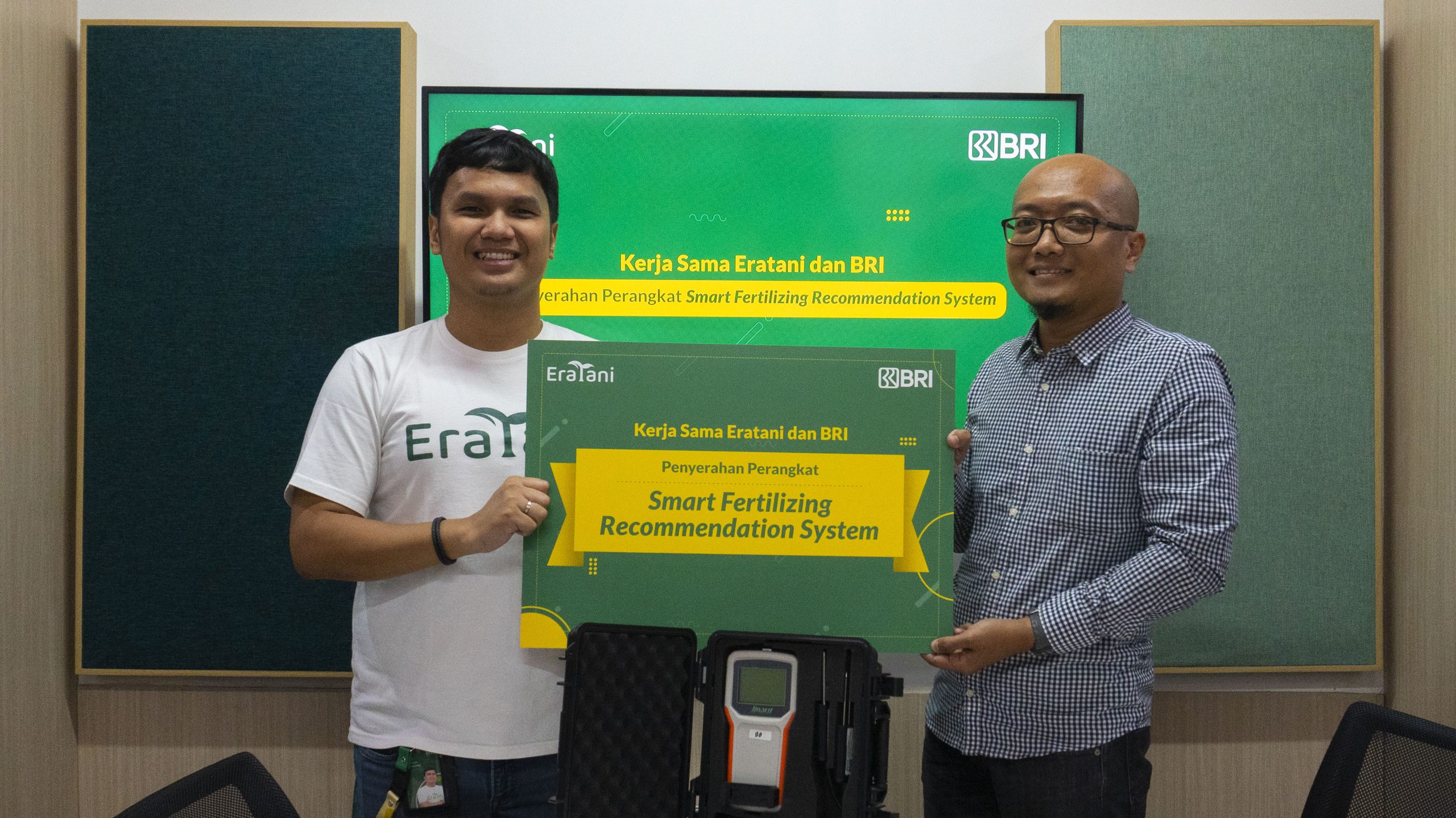 Photo caption:  Kiri - kanan; Adwin Pratama Anas (VP Operations Eratani), Bayu Sunendo (Relationship Manager BRI Kementrans).