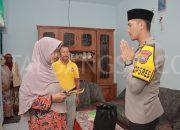 Pemberian Santunan oleh Kapolres Jember kepada Keluarga Anggota KPPS yang Meninggal