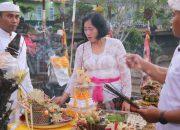 Prajurit TNI Yonif 514/SY bersama Warga Bondowoso Rayakan Galungan dan Kuningan di Pura Mandala Giri