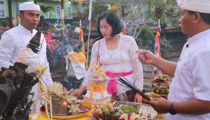 Prajurit TNI Yonif 514/SY bersama Warga Bondowoso Rayakan Galungan dan Kuningan di Pura Mandala Giri