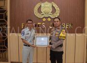 Wakapolres Jember Raih Penghargaan dari Jasa Raharja atas Gerak Cepat Pelayanan Laka Lalin