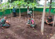 Personil Posramil 0822/06 Jambesari Dukung Program Kemandirian Pangan Tanam Cabe dan Terong