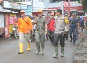 Gotong Royong, Forkopimda Probolinggo Bersihkan Material Pasca Banjir di Dringu