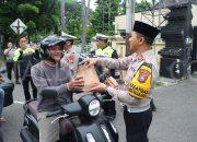 Hari Pertama Puasa Ramadhan, Polres Nganjuk Berbagi Takjil untuk Pengguna Jalan