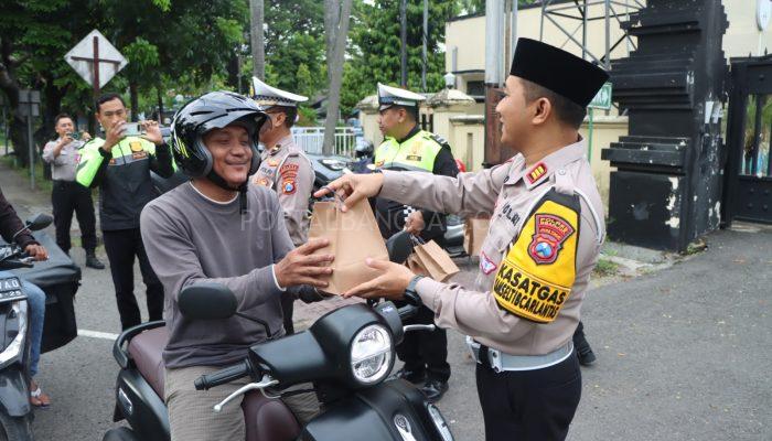 Hari Pertama Puasa Ramadhan, Polres Nganjuk Berbagi Takjil untuk Pengguna Jalan