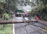 Babinsa Kodim 0422/LB Bantu Evakuasi Tiang Listrik Roboh yang Mengganggu Ruas Jalan