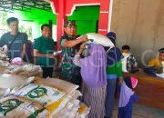 Dukung Ketahanan Pangan, Serka Hairul Zaini Dampingi Penyaluran Bahan Pangan