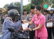 Ramadhan Berkah, Polres Kediri Kota dan Bhayangkari Berbagi Takjil Jelang Berbuka Puasa