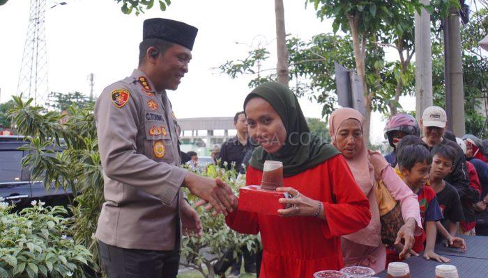 Berkah Ramadhan, Polresta Sidoarjo Berbagi Takjil untuk Masyarakat