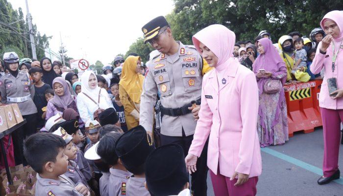 Ramadhan Berkah, 500 Paket Takjil Untuk Warga Dibagikan oleh Bhayangkari Polres Situbondo