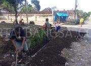 Babinsa Bondowoso dan masyarakat saling bahu membahu dalam aksi lingkungan