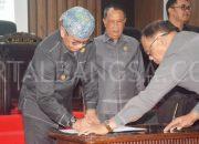 Pj Bupati Bondowoso Berikan Penjelasan di Rapat Paripurna