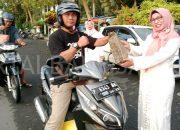 Persit Dim 0822 Peduli, Berbagi Ratusan Bingkisan Peralatan Ibadah dan Takjil