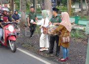 Ciptakan Kebersamaan, Koramil 0822/04 Tenggarang Bagikan Takjil