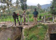 Antisipasi Masalah Pertanian, Babinsa Koramil Grujugan Cek Pintu Air Irigasi