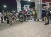 Babinsa Bersama Instansi Terkait Lakukan Monitoring ke SPBU Atisipasi Antrian BBM