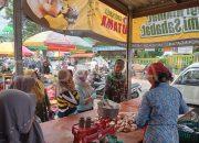 Terjun Langsung Ke Pasar Tradisional, Babinsa Cek Harga Sembako