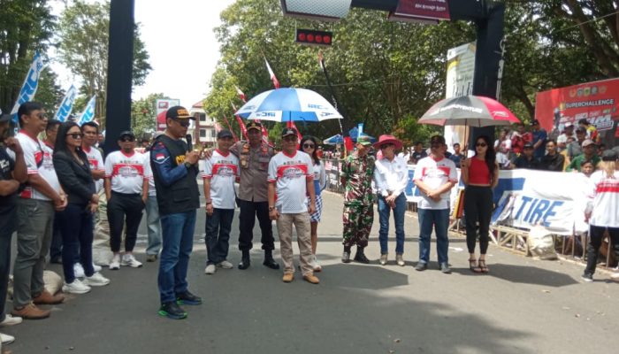 Satuan Pamong Praja Bondowoso dan Bea Cukai Gencarkan Sosialisasi Gempur Rokok Ilegal di Road Race Kejurprov Bupati Cup ke 24