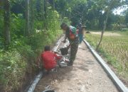 Karya Bhakti Bersama Babinsa Koramil 0822/08 Grujugan Sebagai Wujud Nyata Kemanunggalan TNI dan Rakyat