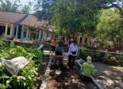 Babinsa Desa Tangsil Wetan Bersama Warga Sukses Laksanakan Karya Bakti Pemasangan Paving