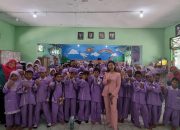 Priska Sahanaya Melatih Kemampuan Public Speaking di SD Muhammadiyah 10