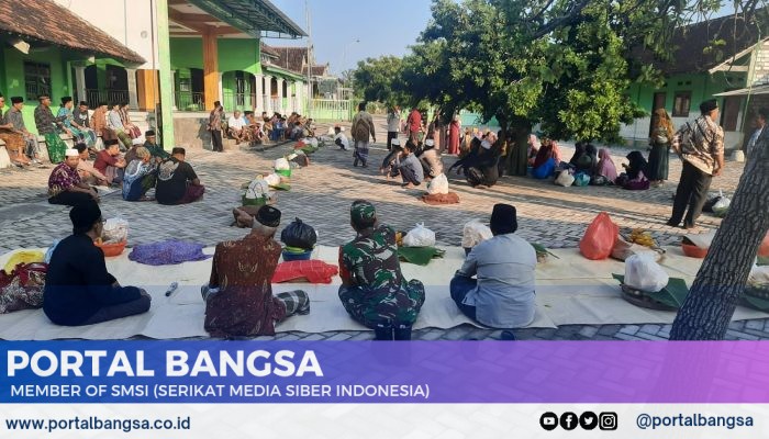 Babinsa Kodim 0812 Lamongan Ikuti Tradisi Sedekah Bumi di Kembangbahu