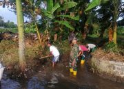 Babinsa dan Warga Desa Klampokan Gotong Royong Bersihkan Saluran Irigasi