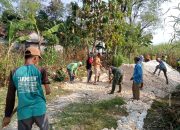 Babinsa Kodim 0812 Lamongan Bersama Warga Gotong Royong Dalam Pemadatan Jalan