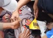 Polisi evakuasi jasad bayi Ditemukan Tersangkut di Sungai Mujur